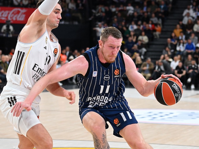Anadolu Efes: 75 - Real Madrid: 81
