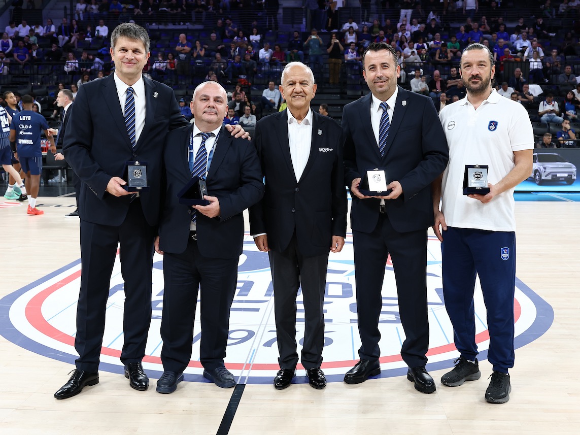 Anadolu Efes Spor Kulübü Çalışanlarını Onurlandırdı...