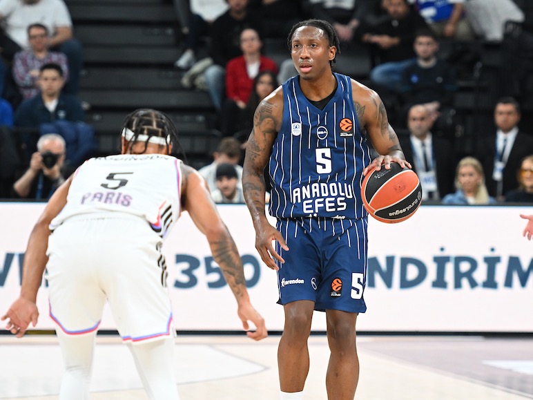 Anadolu Efes: 79 - Paris Basketball: 84