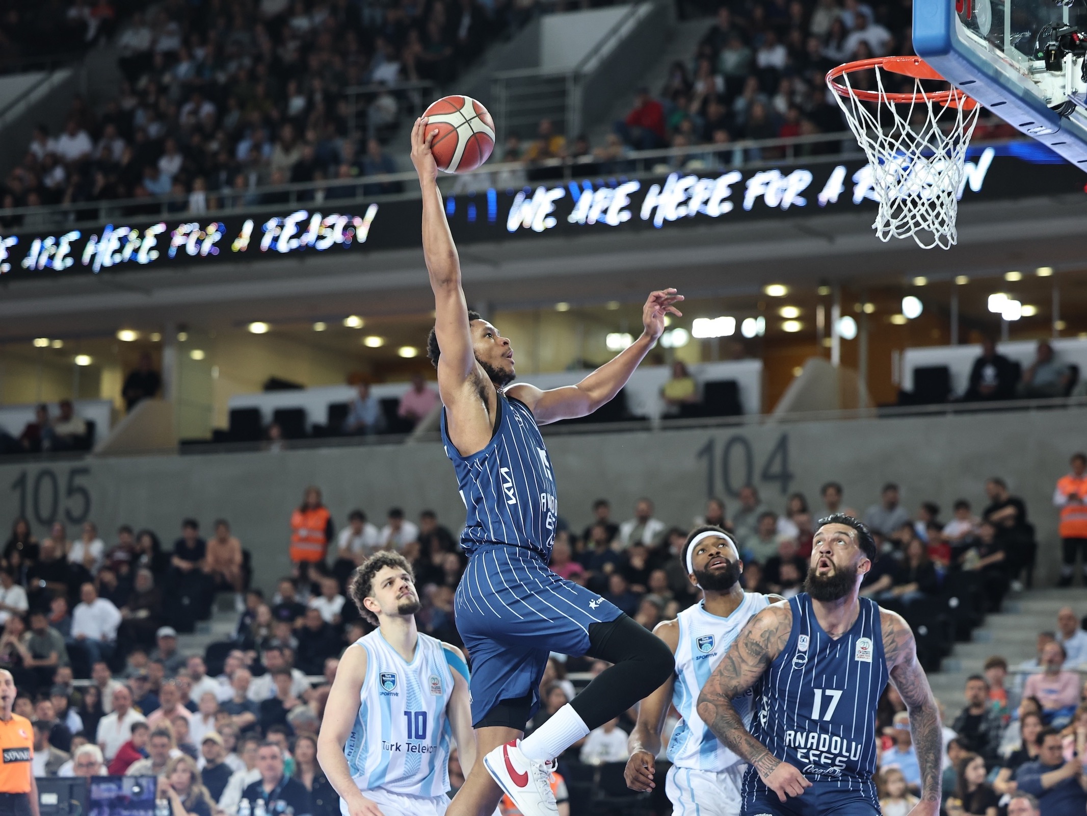 Yarı Finaldeyiz: 77-70