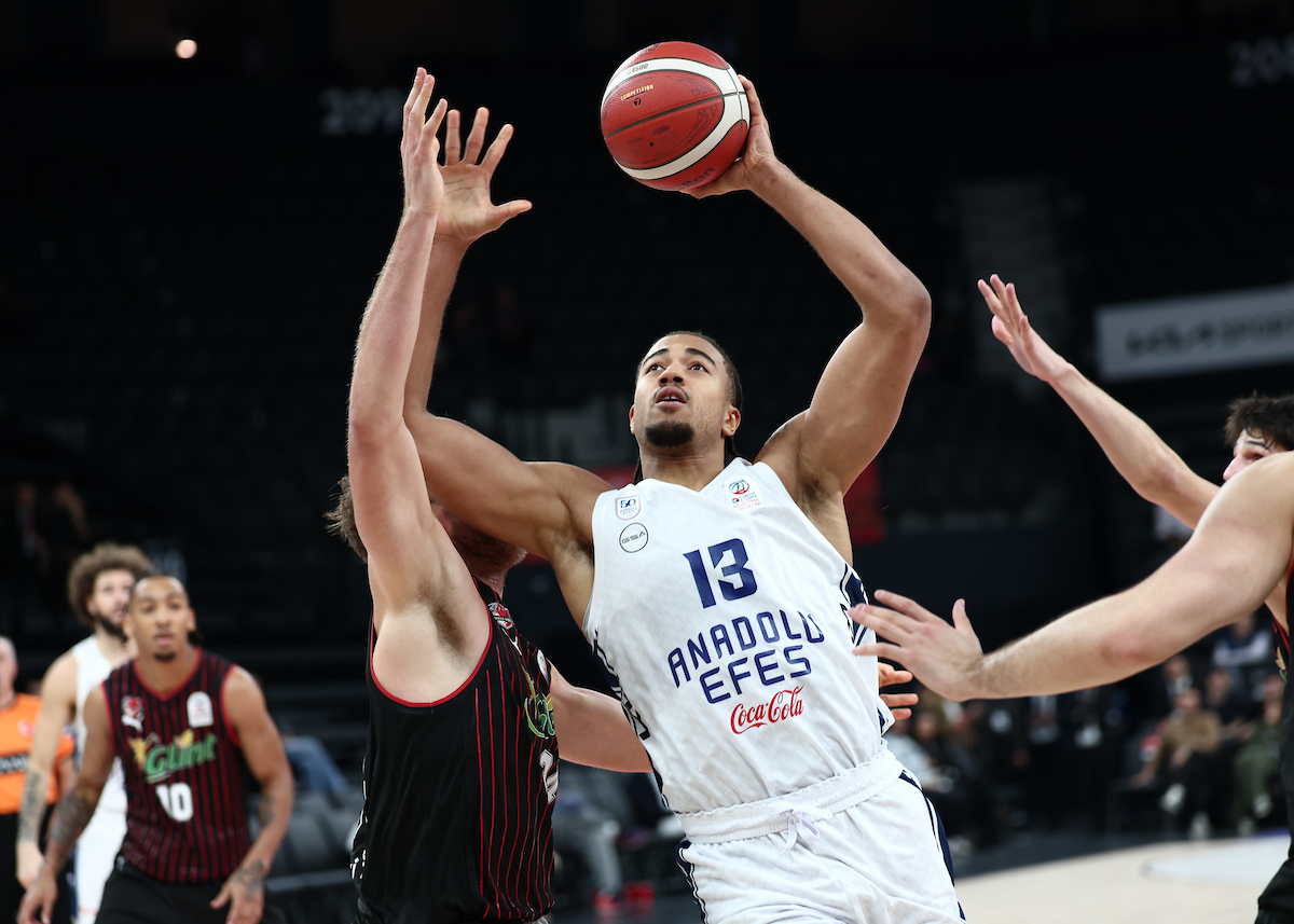 BSL’de Farklı Galibiz: 104-72