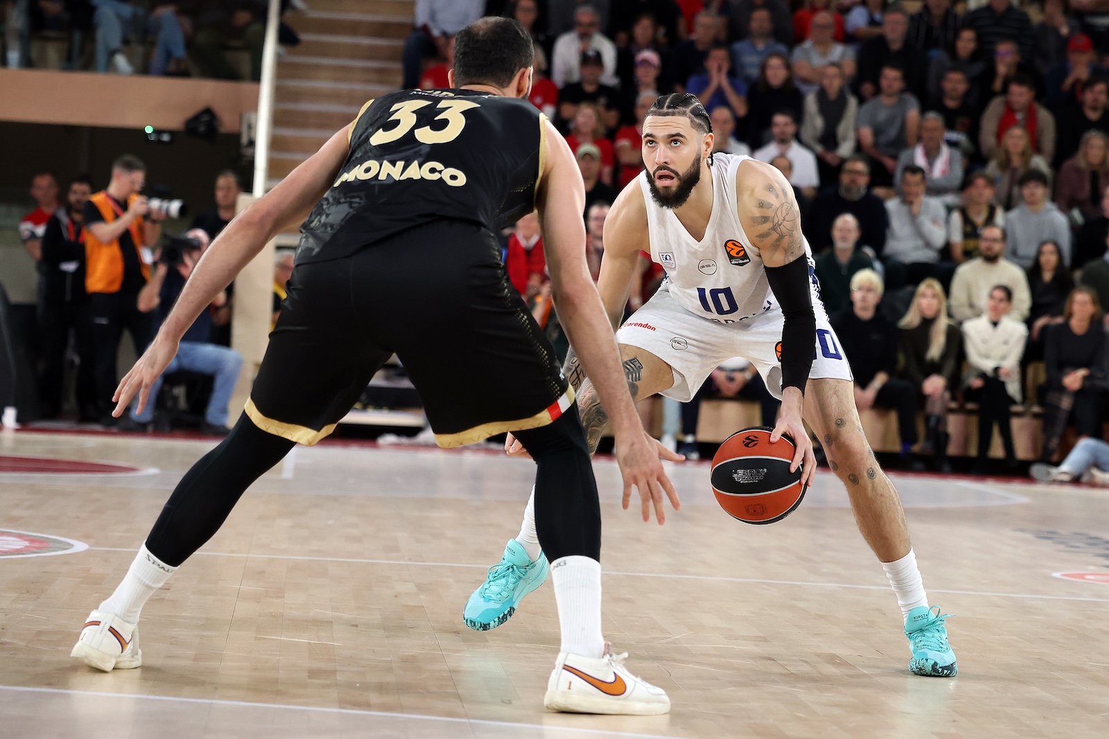 AS Monaco: 102 - Anadolu Efes: 66