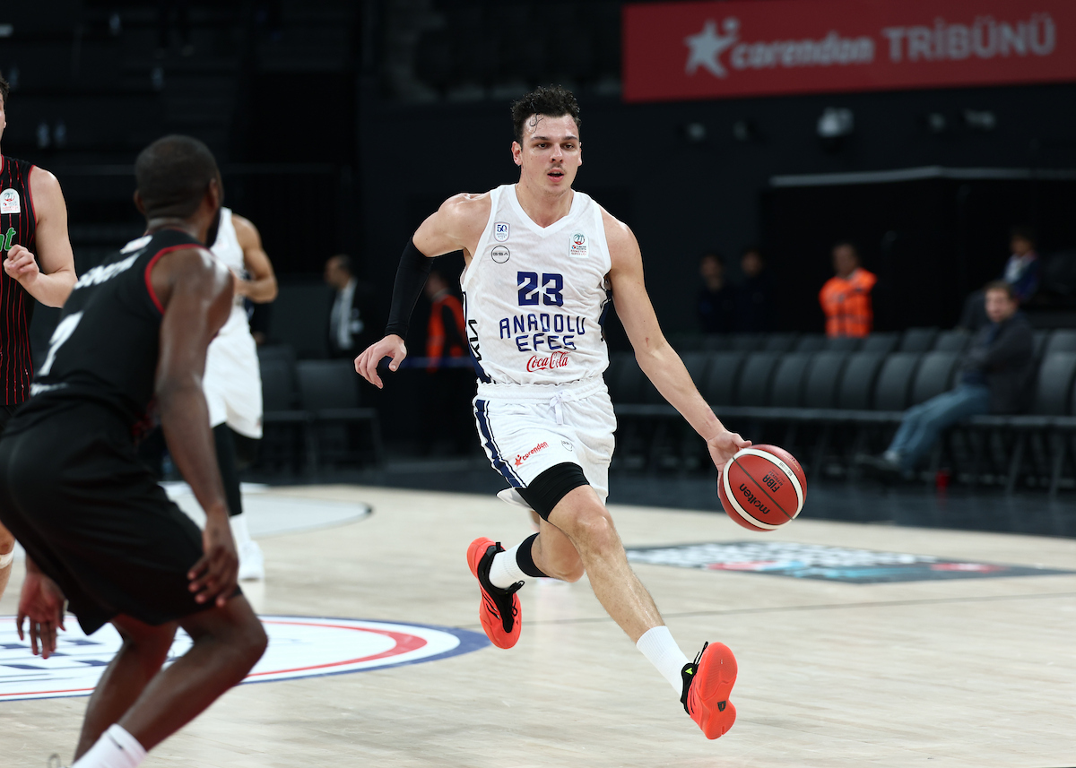 BSL’de Farklı Galibiz: 104-72