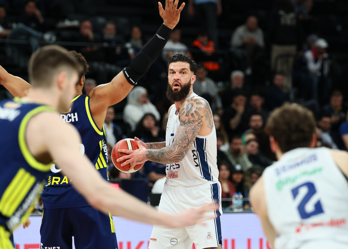 Anadolu Efes: 73 - Fenerbahçe Beko: 89