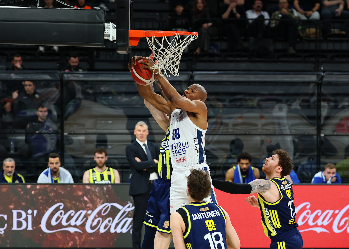 Anadolu Efes: 73 - Fenerbahçe Beko: 89
