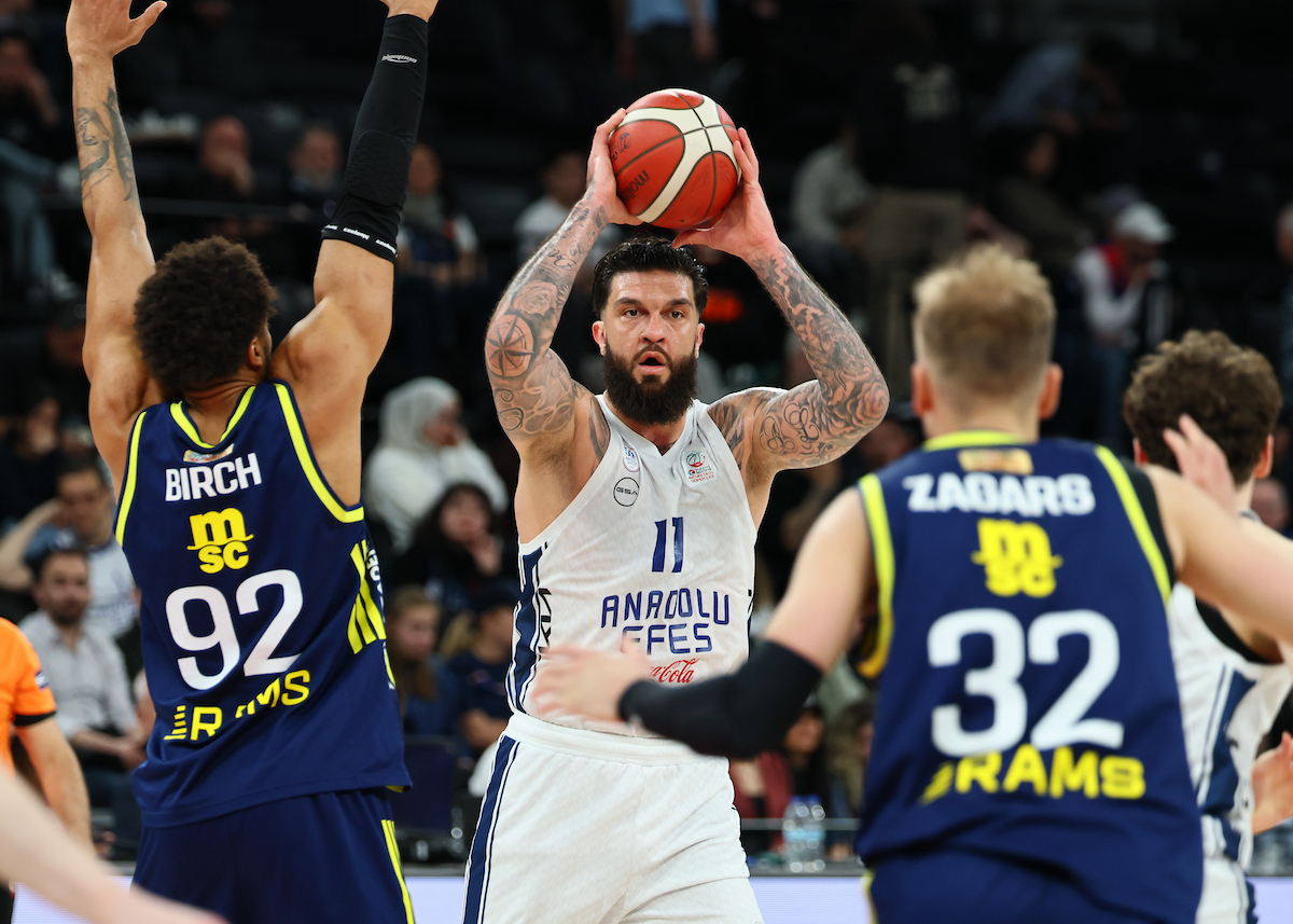 Anadolu Efes: 73 - Fenerbahçe Beko: 89