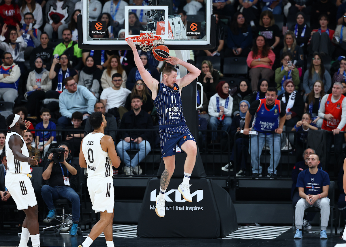 Anadolu Efes: 75 - Real Madrid: 81