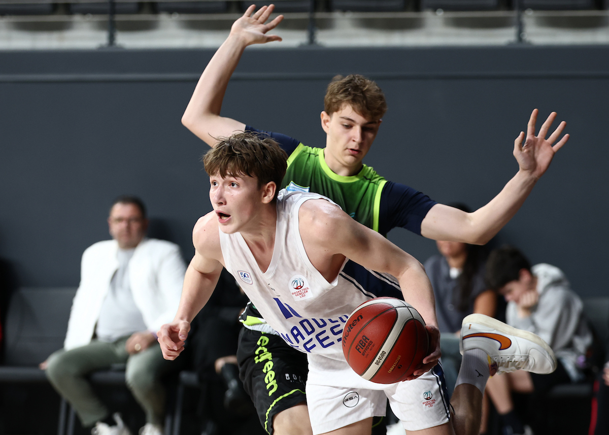 Gençlerimiz Üçte Üç Yaptı: 117-48