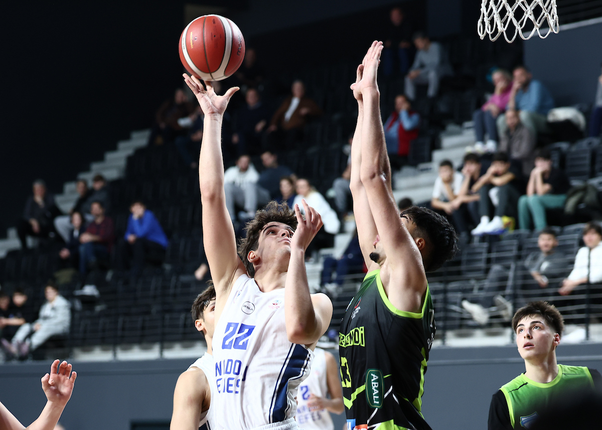 Gençlerimiz Üçte Üç Yaptı: 117-48