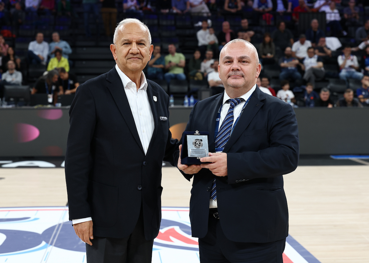 Anadolu Efes Spor Kulübü Çalışanlarını Onurlandırdı...