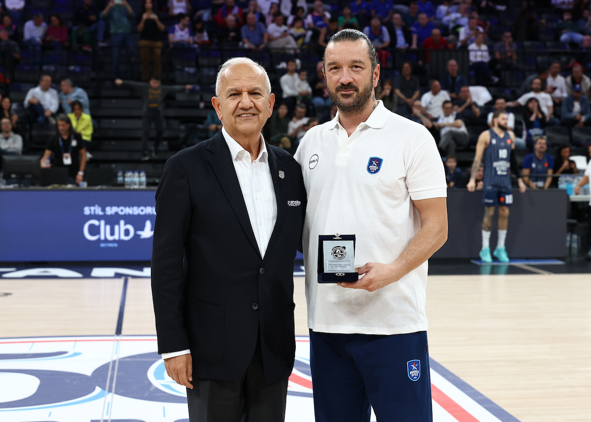 Anadolu Efes Spor Kulübü Çalışanlarını Onurlandırdı...