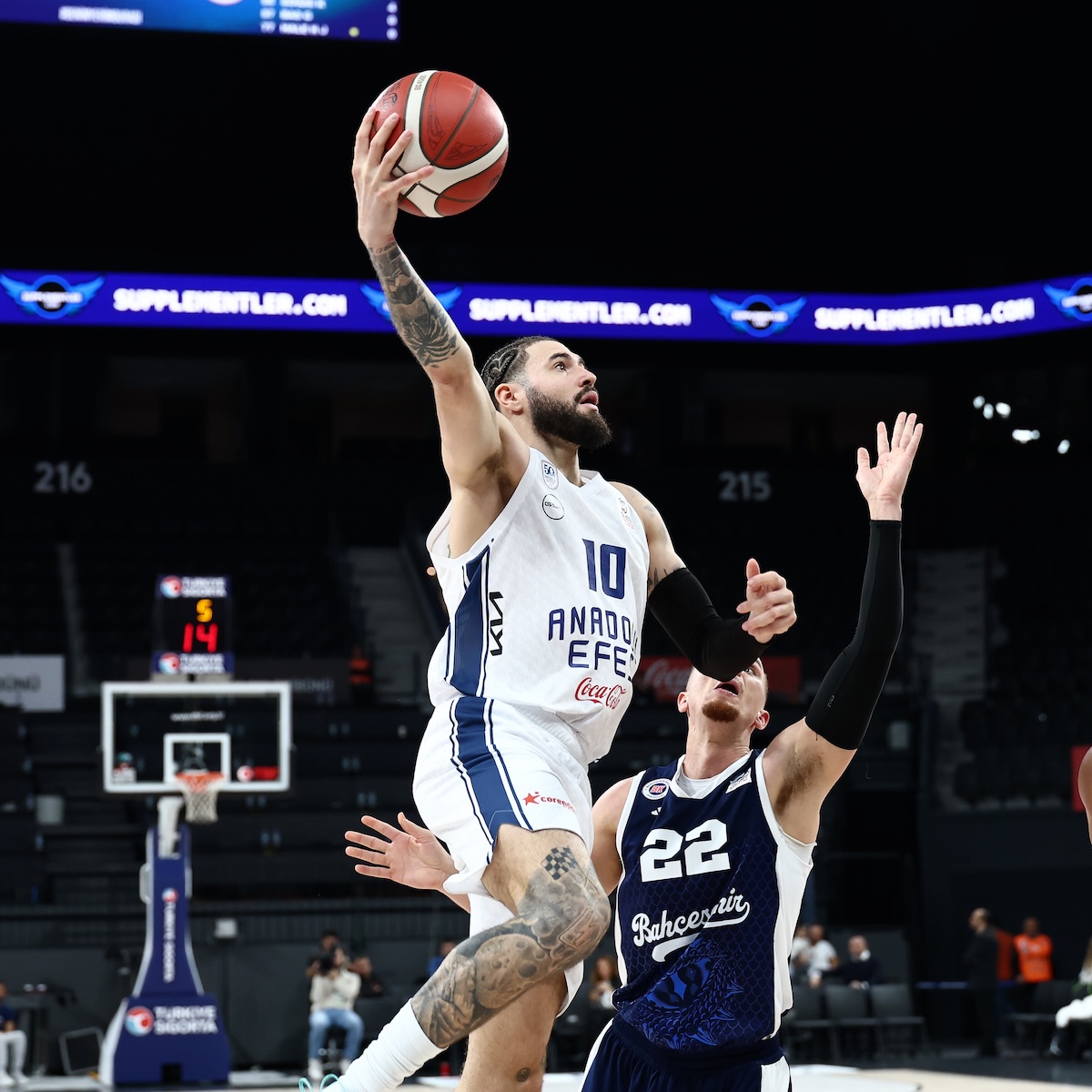 Anadolu Efes: 75 - Bahçeşehir Koleji: 78