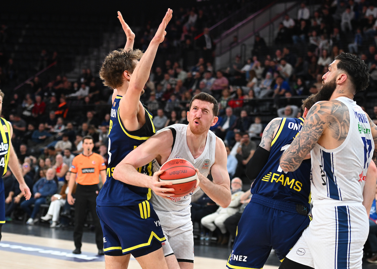 Anadolu Efes: 73 - Fenerbahçe Beko: 89