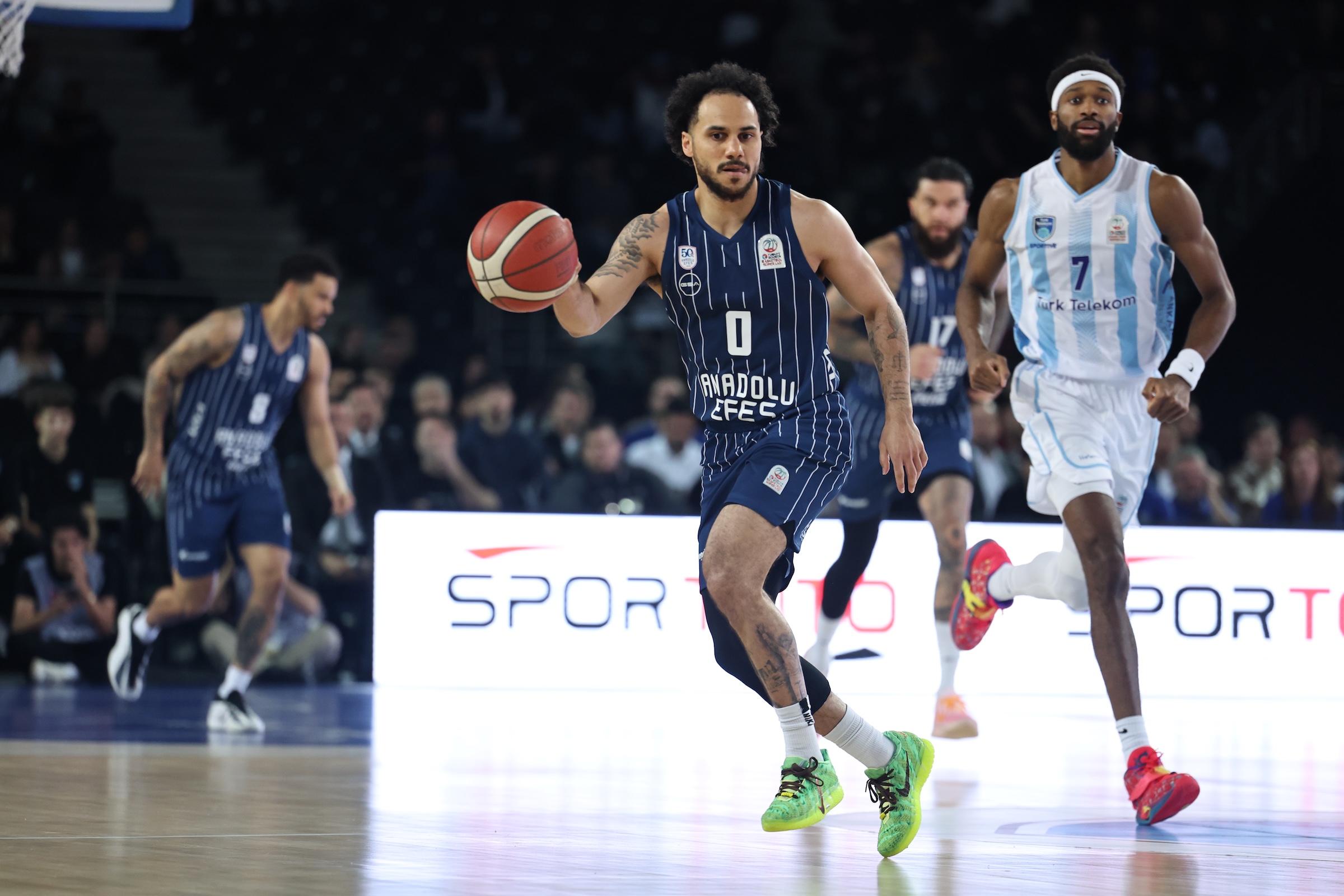 Yarı Finaldeyiz: 77-70