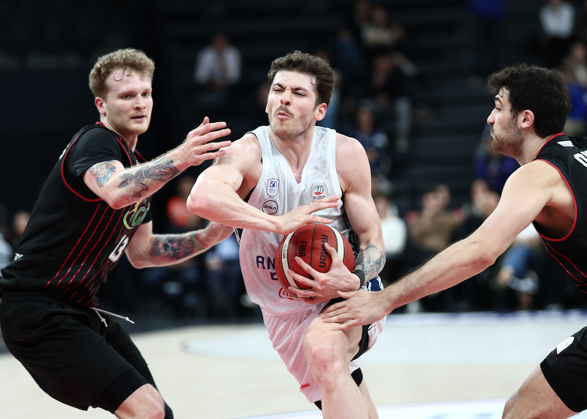 BSL’de Farklı Galibiz: 104-72