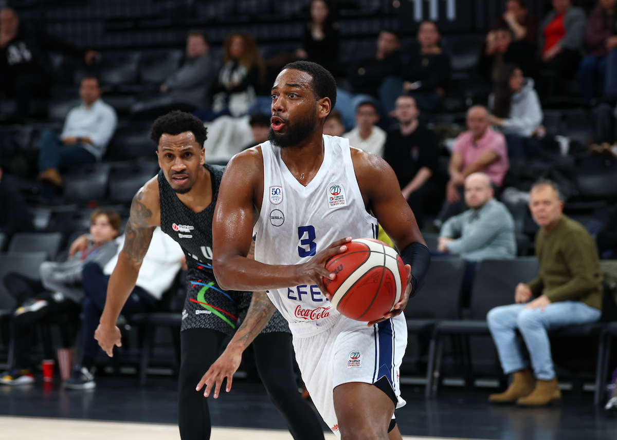 Anadolu Efes: 92 - Aliağa Petkim Spor: 96