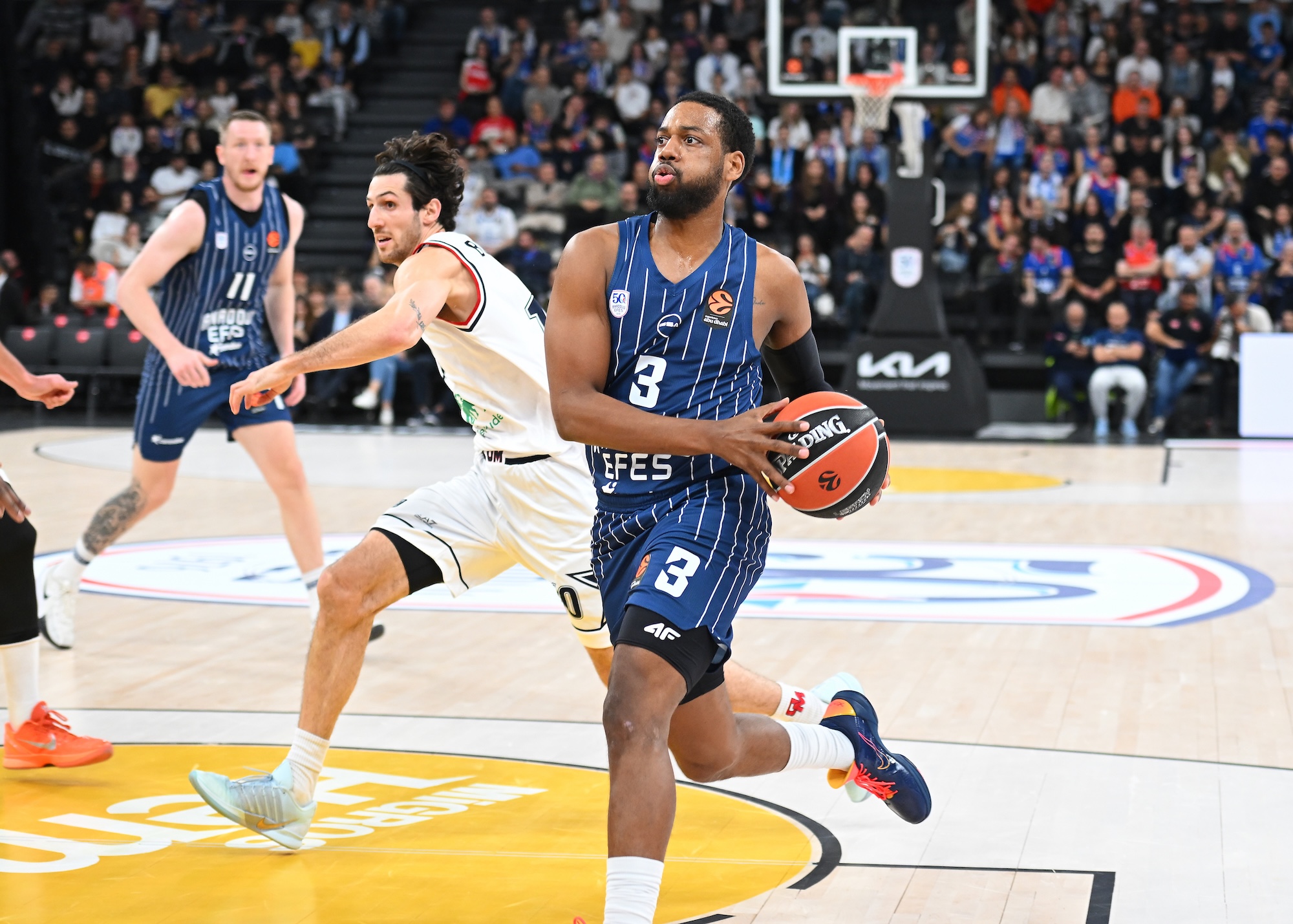 Anadolu Efes: 93 - EA7 Emporio Armani Milan: 97