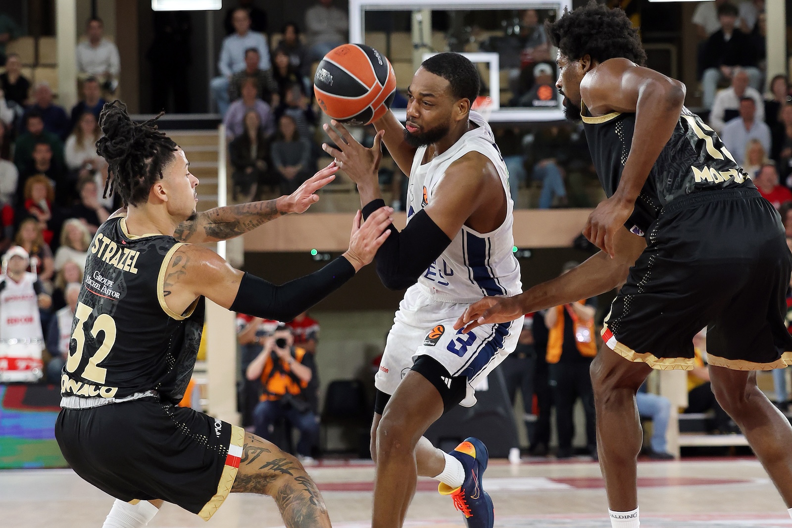 AS Monaco: 102 - Anadolu Efes: 66