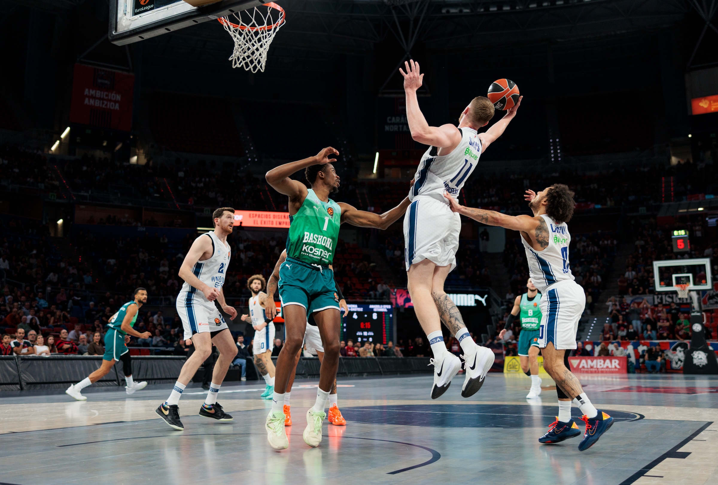Baskonia Vitoria-Gasteiz: 86 - Anadolu Efes: 75