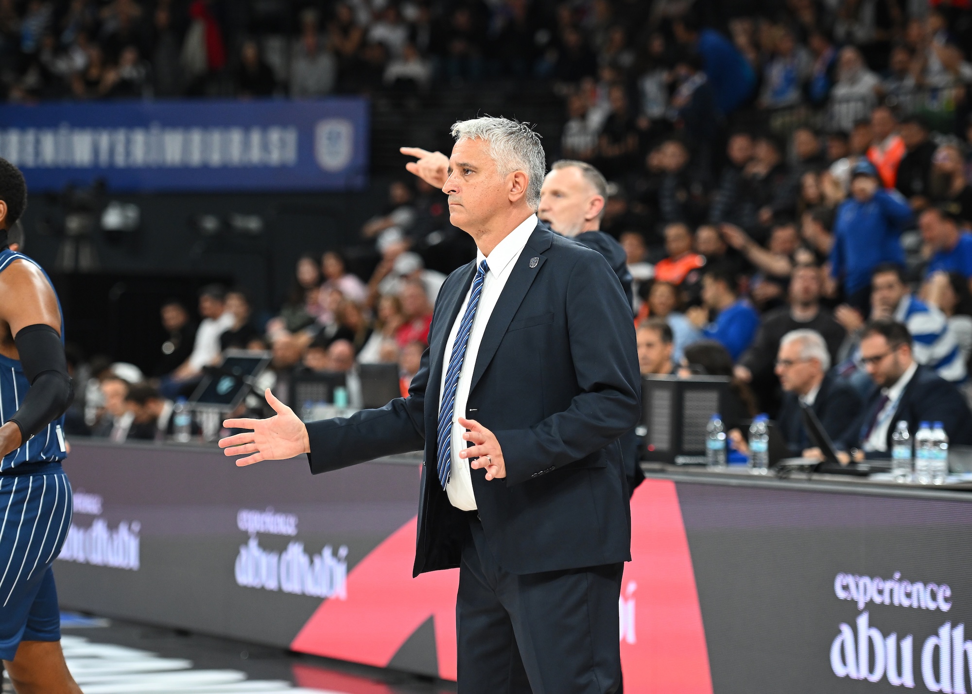 Anadolu Efes: 93 - EA7 Emporio Armani Milan: 97