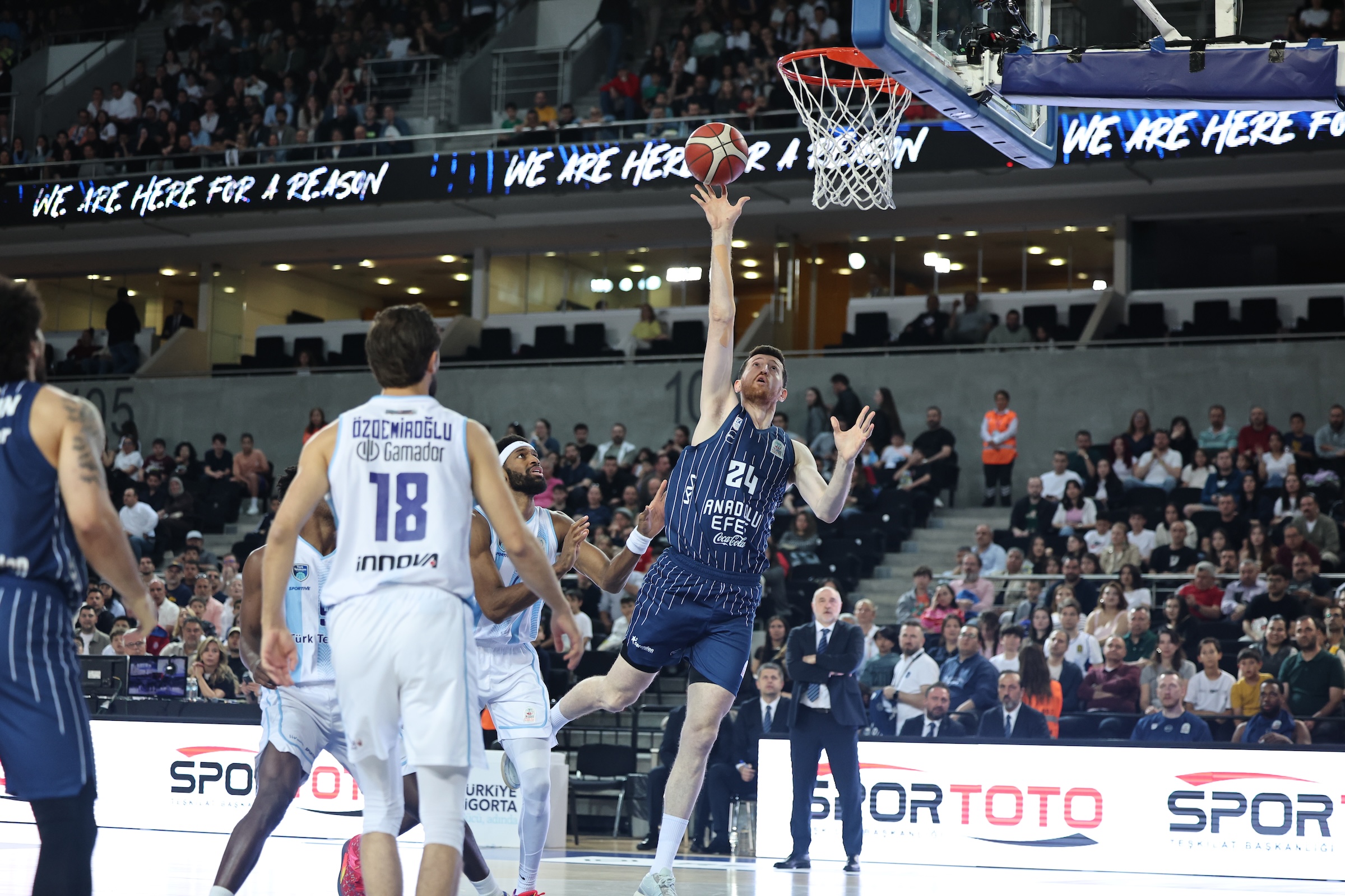 Yarı Finaldeyiz: 77-70