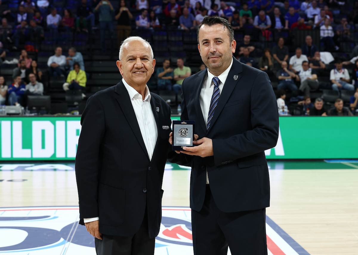 Anadolu Efes Spor Kulübü Çalışanlarını Onurlandırdı...
