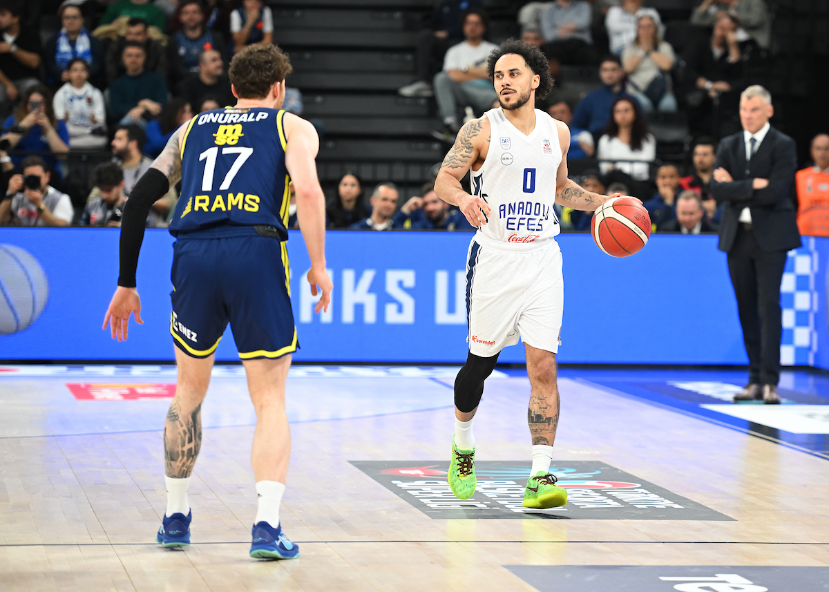 Anadolu Efes: 73 - Fenerbahçe Beko: 89