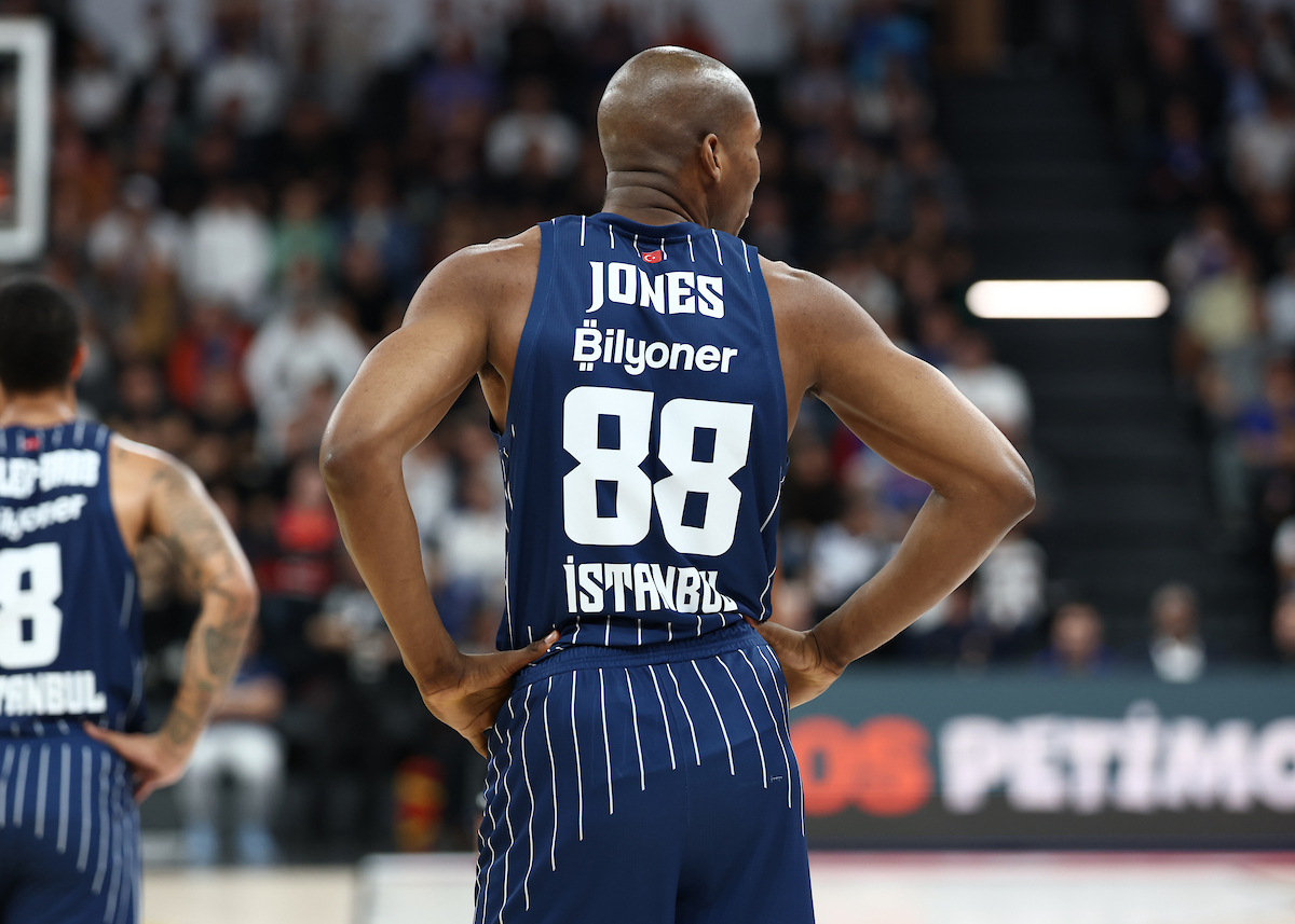 Evimizde Barcelona’ya Geçit Yok: 74-73